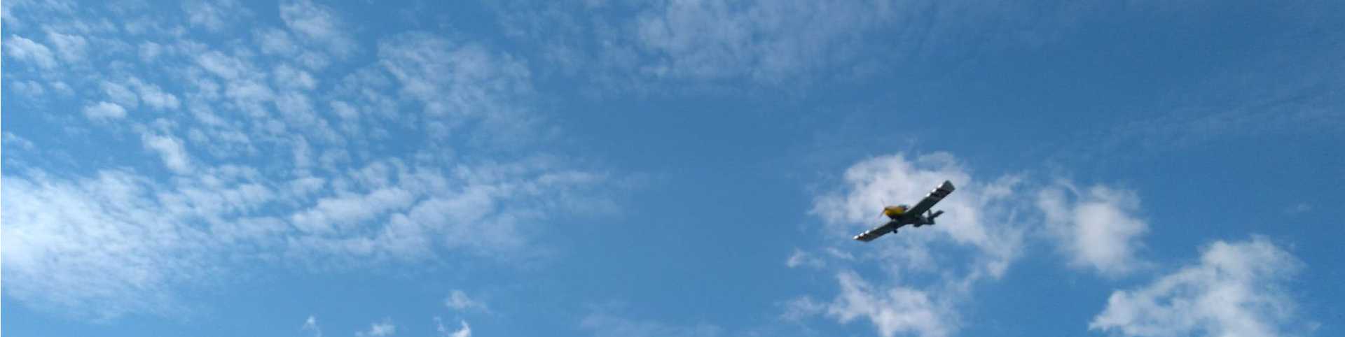 samolot na niebie podczas inscenizacji bitwy o Wielkią Wieś
