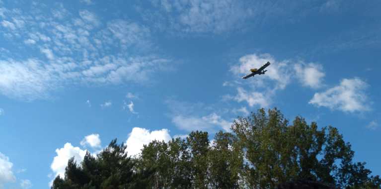 samolot na niebie podczas inscenizacji bitwy o Wielkią Wieś
